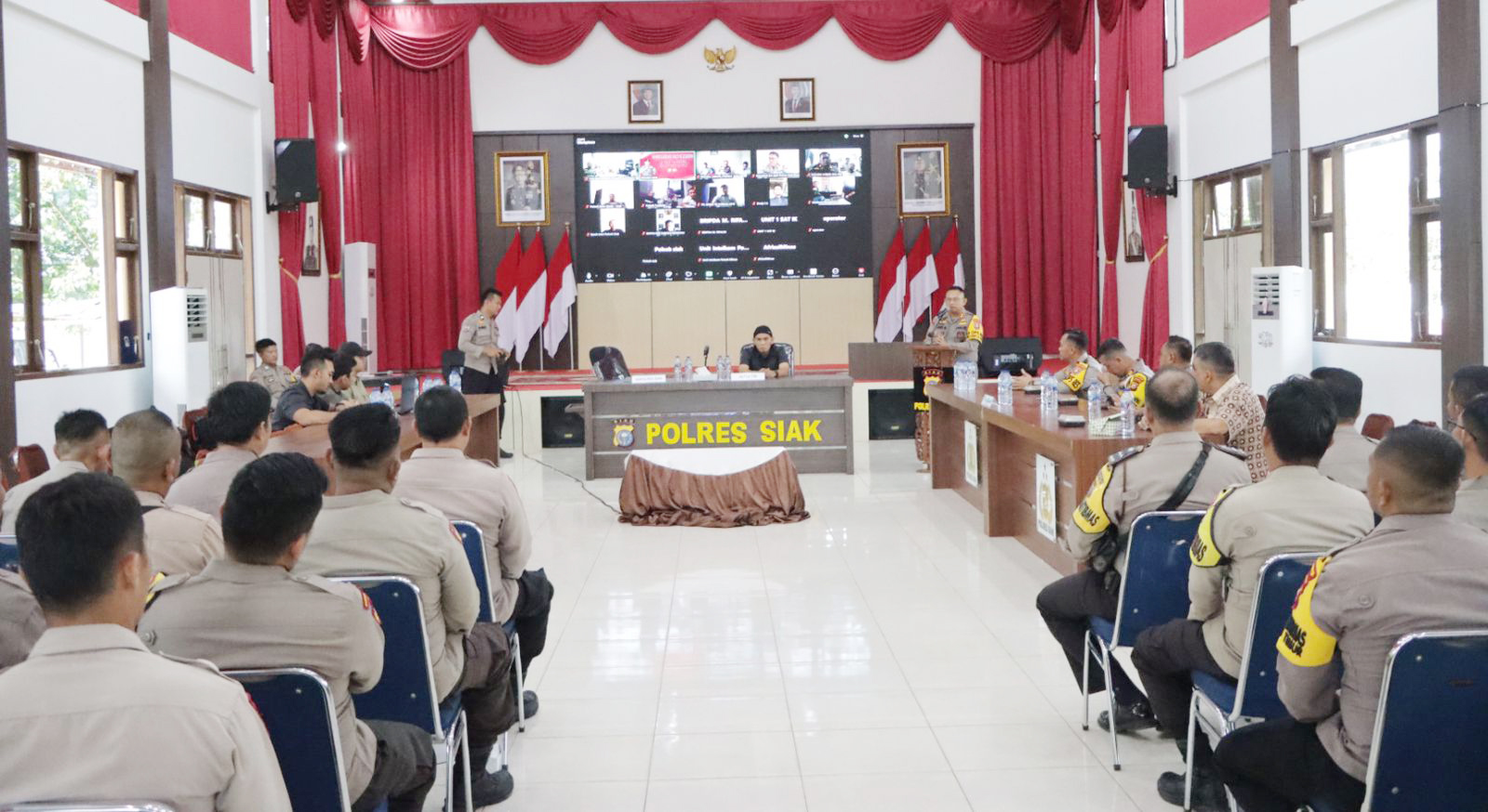 MEMBERIKAN SAMBUTAN: Kapolres Siak AKBP Asep Sujarwadi SIK MSI, memberikan sambutan dalam sosialisasi cegah IRET sejak dini oleh Detasemen Khusus (Densus) 88 Antiteror Polri di Polres Siak.