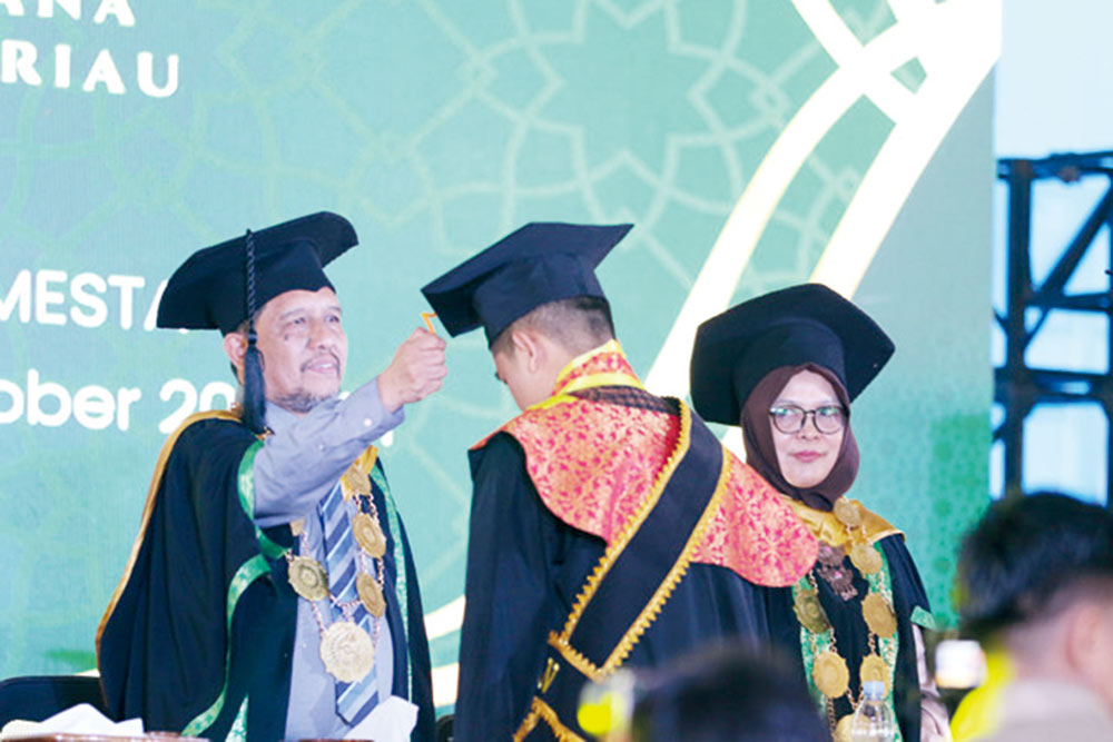 Rektor Umri Dr Saidul Amin memindahkan tali toga dalam prosesi wisuda, Sabtu (26/10/2024).