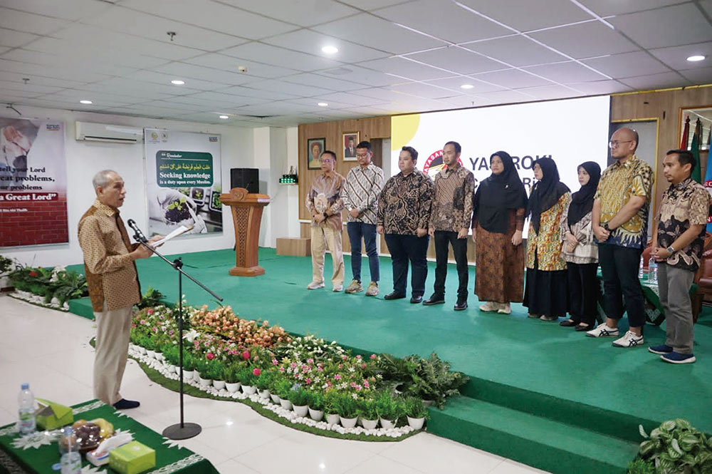 Sekjen Yastroki Pusat dr Adre Mayza SpN SubSp N R E (K) mengukuhkan pengurus Yastroki Cabang Riau di Gedung Rektorat Umri, Ahad (27/10/2024).