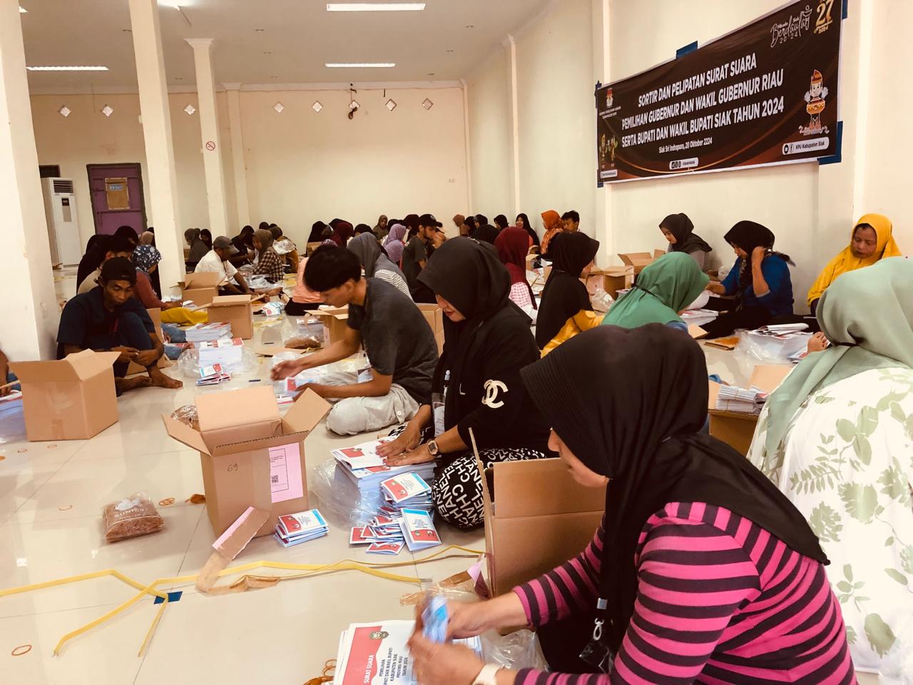 65 warga Siak melipat surat suara pemilihan Bupati dan Wakil Bupati, serta Gubri dan Wagubri di Jalan Tengku Buwang Asmara atau Jalan Sapta Taruna Siak, Senin (28/10/2024).