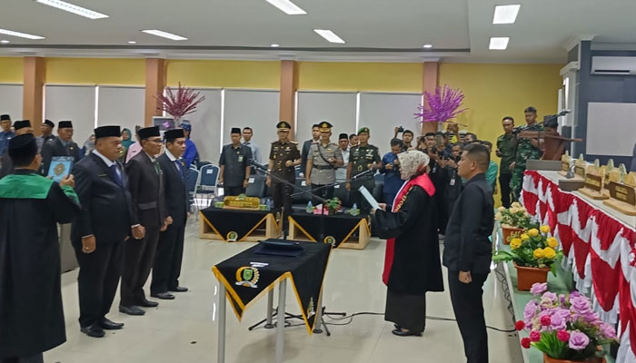 Ketua Pengadilan Negeri Rengat, Lia Herawati SH MH saat memandu pengucapan sumpah janji pimpinan DPRD Inhu, Senin (28/10/2024)