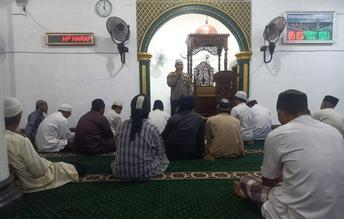 Kapolsek Bungaraya, AKP Aspikar SH memberikan imbauan saat melaksanakan Salat Subuh keliling di Masjid Nurul Huda, Jalan Lintas Siak Pakning, Kecamatan Bungaraya.