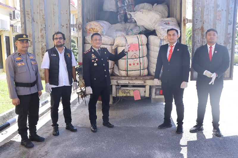 Polisi memperlihatkan barang bukti ballpres pakaian bekas yang diangkut menggunakan mobil truk box usai pres rilis di Ujung Tanjung, Tanah Putih, Senin (28/10/2024).