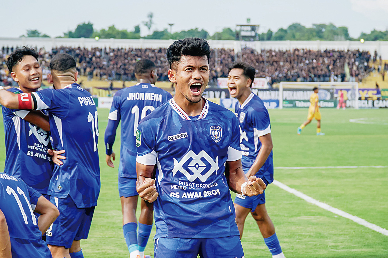 Para pemain PSPS melakukan selebrasi usai mencetak gol ke gawang Sriwijaya FC dalam lanjutan Grup 1 Liga 2 di Stadion Kaharuddin Nasution, Sabtu (26/10/2024).