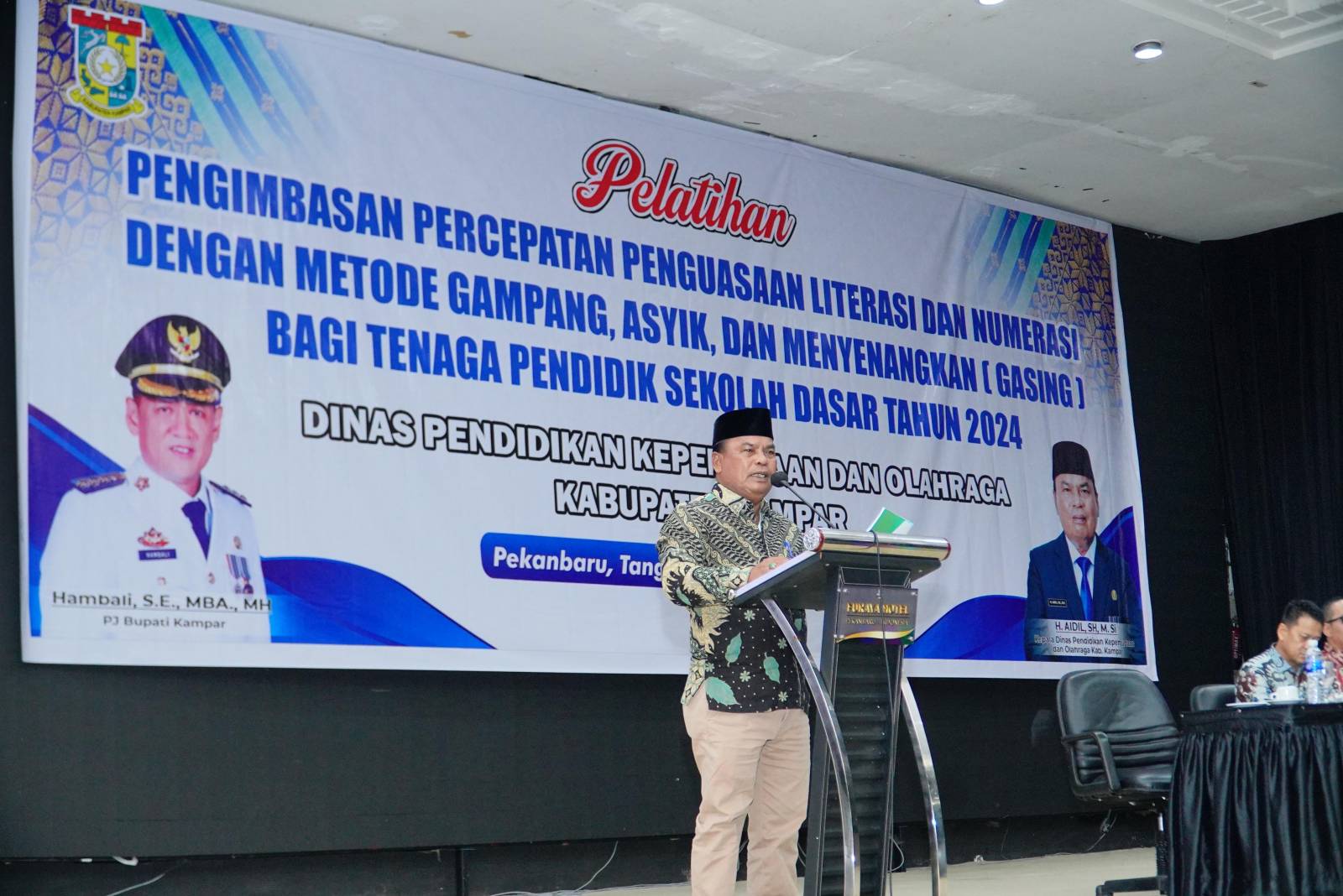 Pj Bupati Kampar Hambali saat membuka pelatihan Pengimbasan Percepatan Penguasaan Literasi dan Numerasi di Ballroom Lancang Kuning, Hotel Furaya, Pekanbaru, Kamis (17/10/2024).