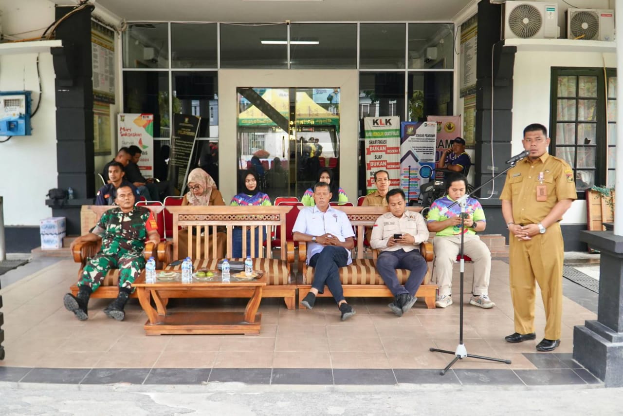 Plt Kepala Bidang Pemuda dan Olahraga Disdikpora Kabupaten Kampar Taufiq Wahyudisyah SPd MSi saat membuka Volly Ball Faskho Cup di Lapangan Volly Disdikpora Kampar, Senin (21/10/2024).