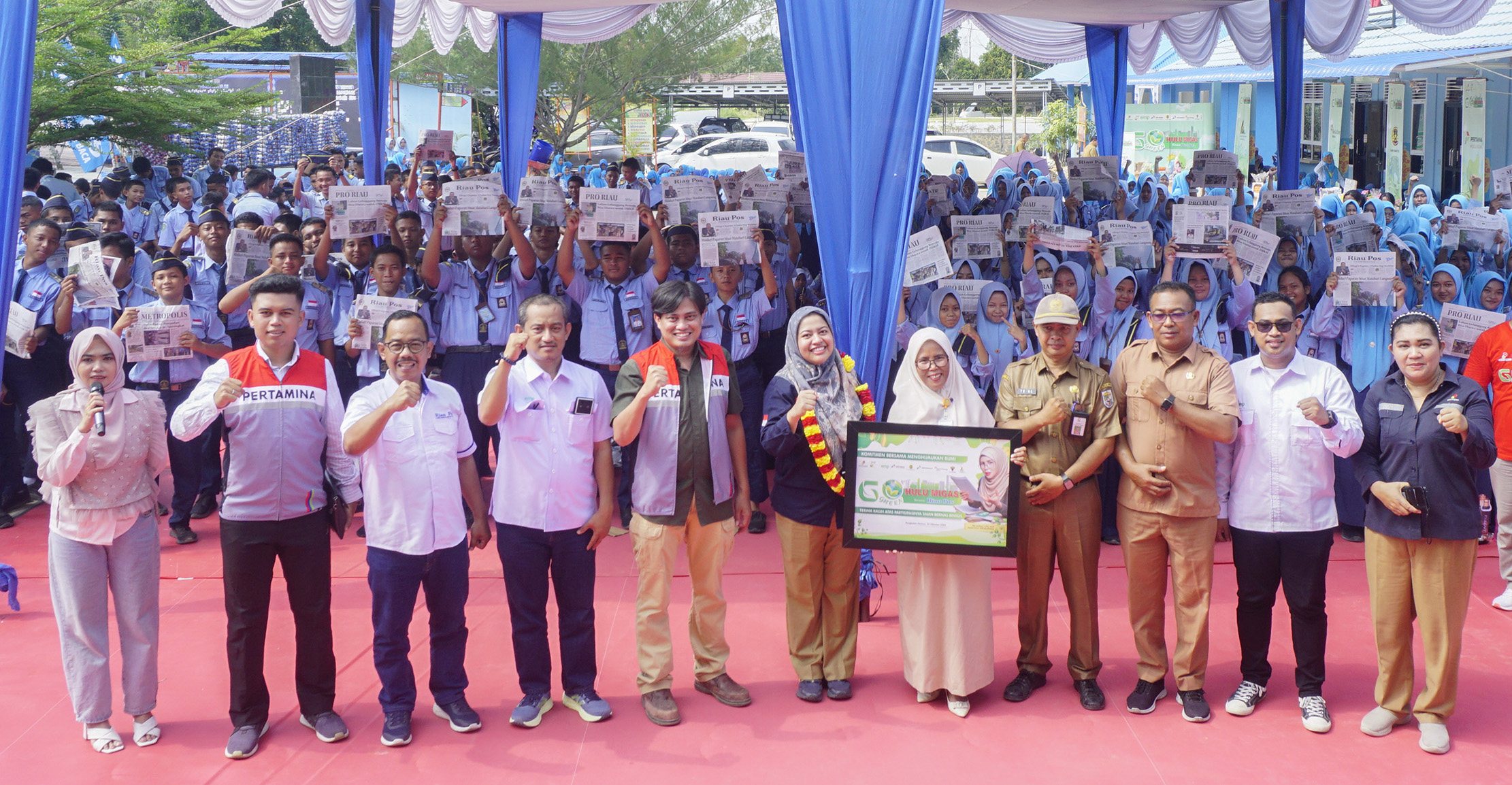 Analis Formalitas dan Komunikasi SKK Migas Sumbagut Safitri Andani (tengah), Dept Formalitas dan Komunikasi SKK Migas Sumbagut Nora Asimah (kanan), Environment Officer Pertamina EP Lirik Satria Kelana Putra (lima kiri), Media Relation Officer EMP Bentu Li