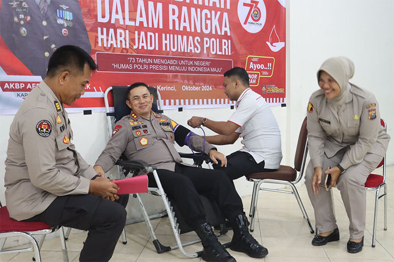 Kapolres Pelalawan AKBP Afrizal Asri saat mengecek tensi sebelum mengikuti donor darah, Rabu (30/10/2024).