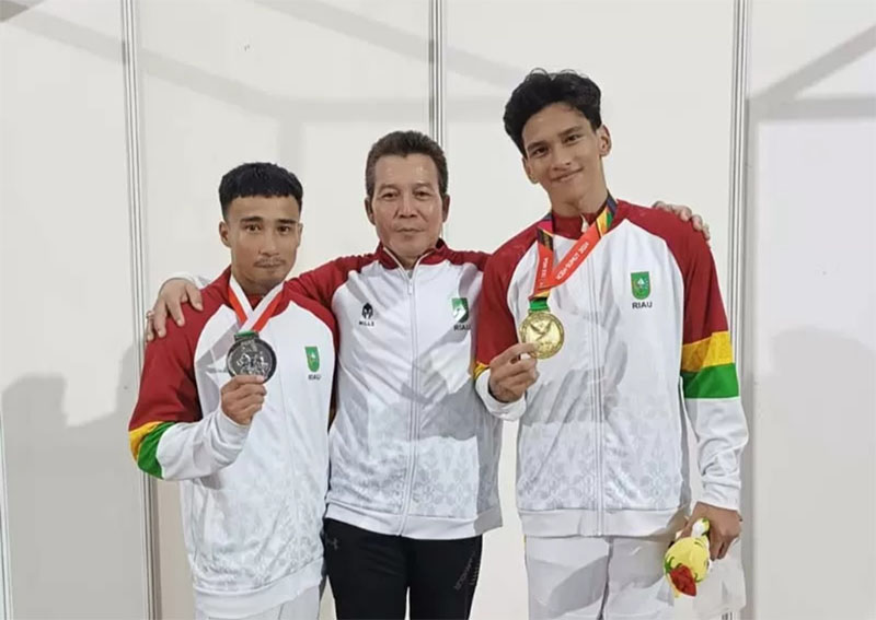 Pesenam Riau Abiyu Raffi (kanan) dan M Aprizal (kiri) didampingi pelatih Ahmad Markos (tengah).