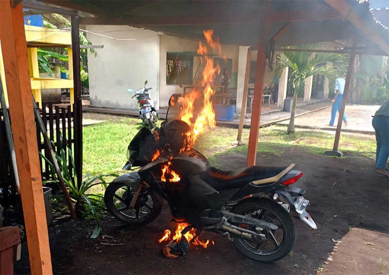 Sepeda motor Burhan usai dibakar oleh siswanya sendiri.