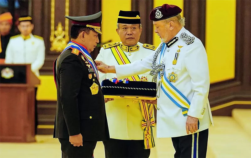 Kapolri Jenderal Listyo Sigit Prabowo menerima PGPP dari Kebawah Duli Yang Maha Mulia Seri Paduka Baginda yang Di-Pertuankan Agong ke-17 Sultan Ibrahim Ismail.