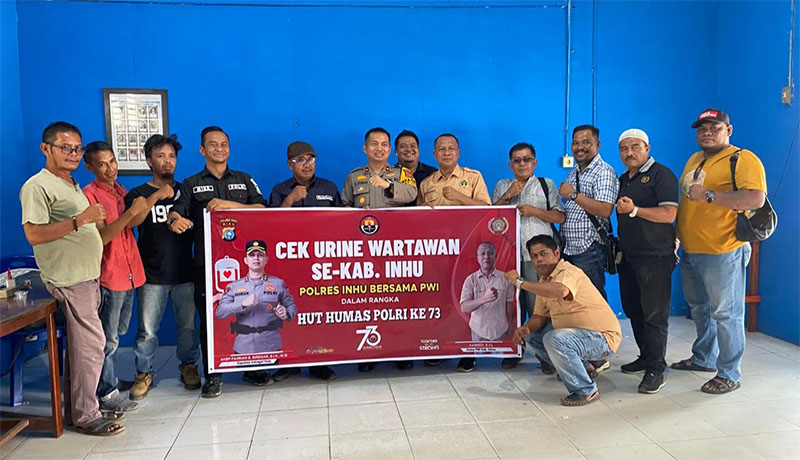 Waka Polres Inhu, Kompol Manapar Situmeang SH SIK MH foto bersama dengan sejumlah wartawan usai pelaksanaan cek urine, Selasa (29/10/2024).