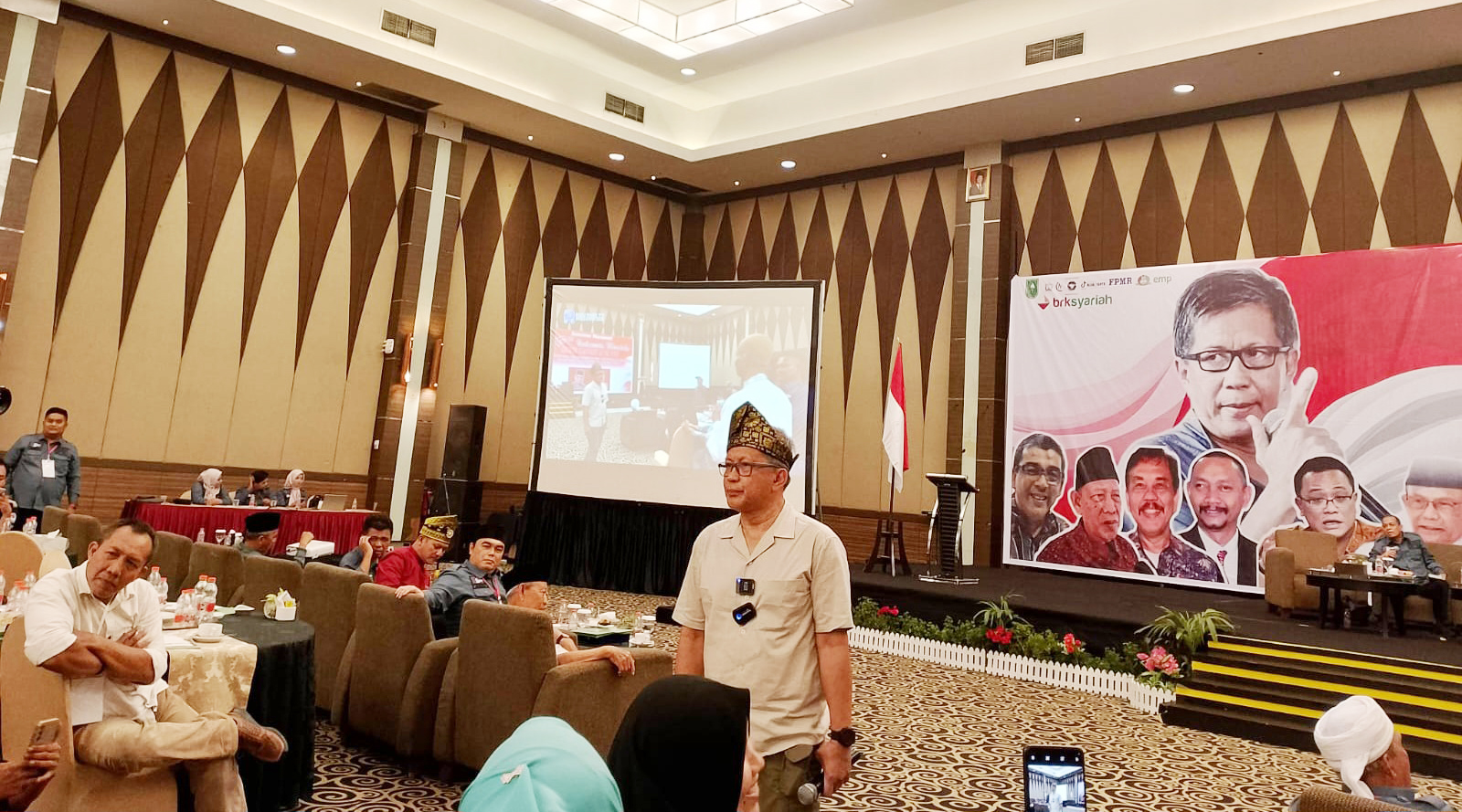 Rocky Gerung saat menjadi pembicara seminar bertajuk &ldquo;79 Tahun Indonesia Merdeka, Riau Dapat Apa?&rdquo; di Hotel Pangeran Pekanbaru, Selasa (29/10/2024).
