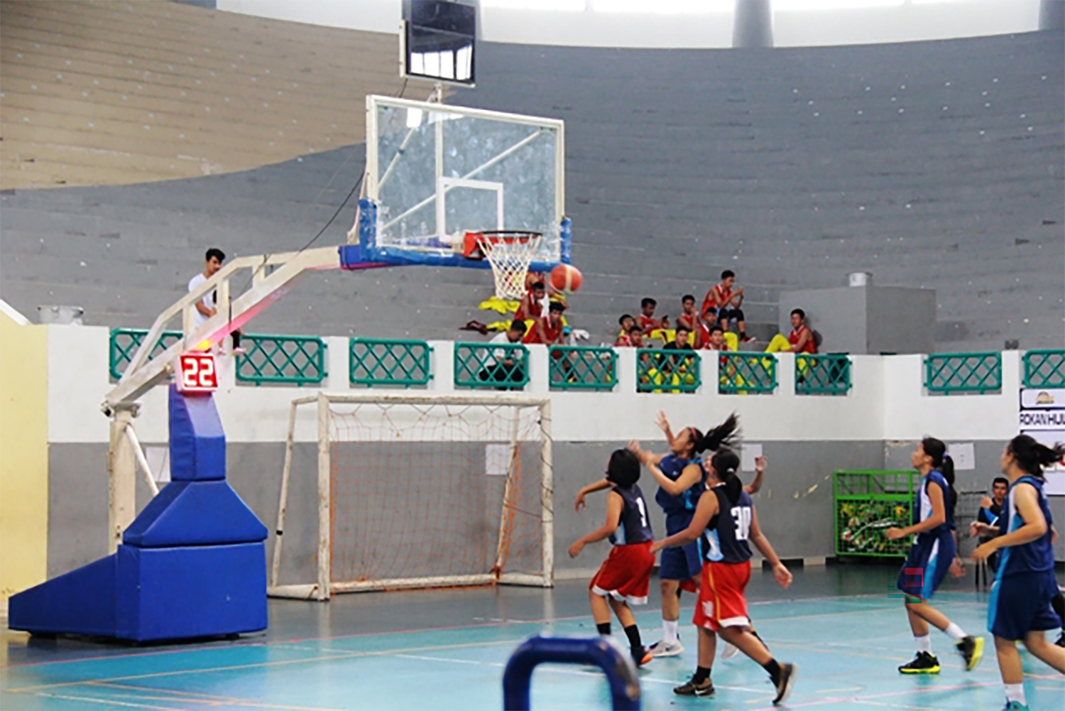 Atlet basket Riau saat bertanding di Hall A (Hall Basket) Sport Center Rumbai.