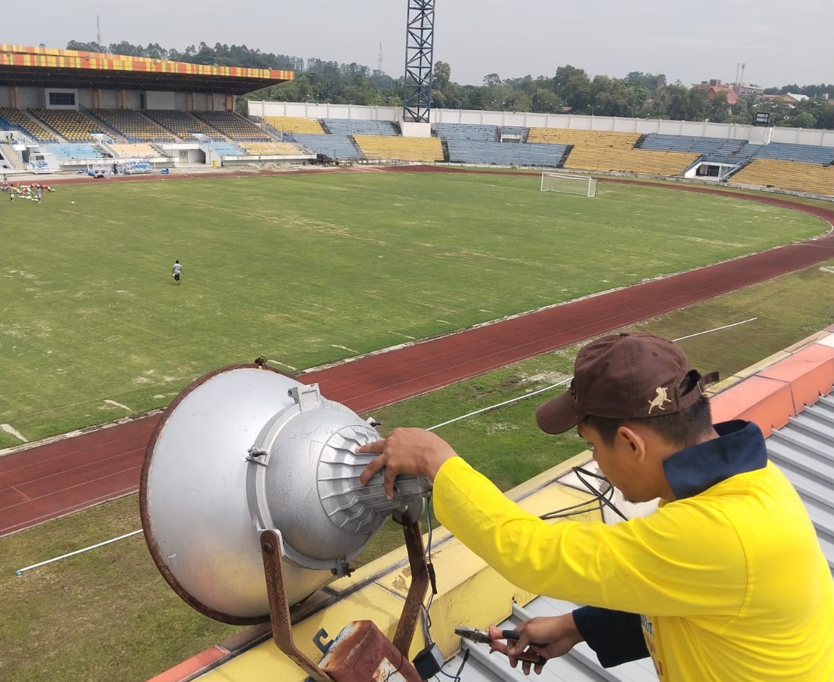 Petugas memasang bola lampu penerangan Stadion Kaharuddin Nasution agar bisa dimanfaatkan untuk kegiatan dimalam hari.