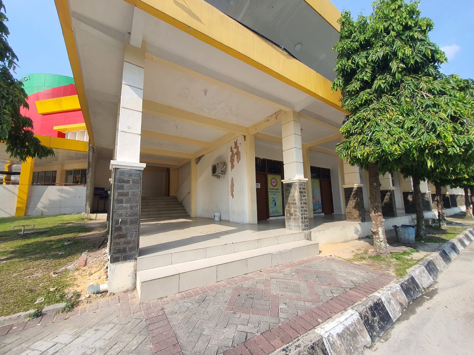 Tampak ruangan permanen di GOR Tribuana Jalan Diponegoro dimanfaatkan menjadi sekretariat beberapa pengurus cabang olahraga.
