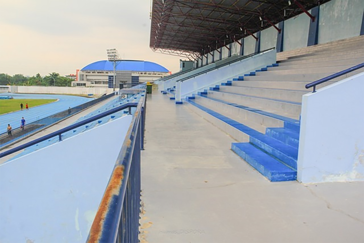 Stadion Atletik Sport Center Rumbai memiliki lintasan berstandar nasional.