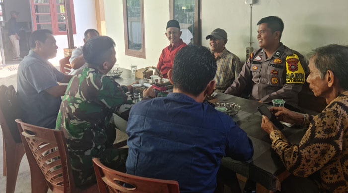 Personil Polsek Binawidya saat melaksanakan cooling system bersama masyarakat Kelurahan Delima, Kecamatan Binawidya.