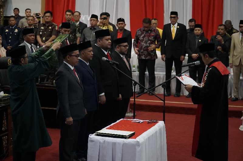 Pengucapan sumpah/janji pimpinan DPRD Kota Pekanbaru masa jabatan 2024-2029 di ruang Paripurna DPRD Kota Pekanbaru. Rabu (30/10/2024).