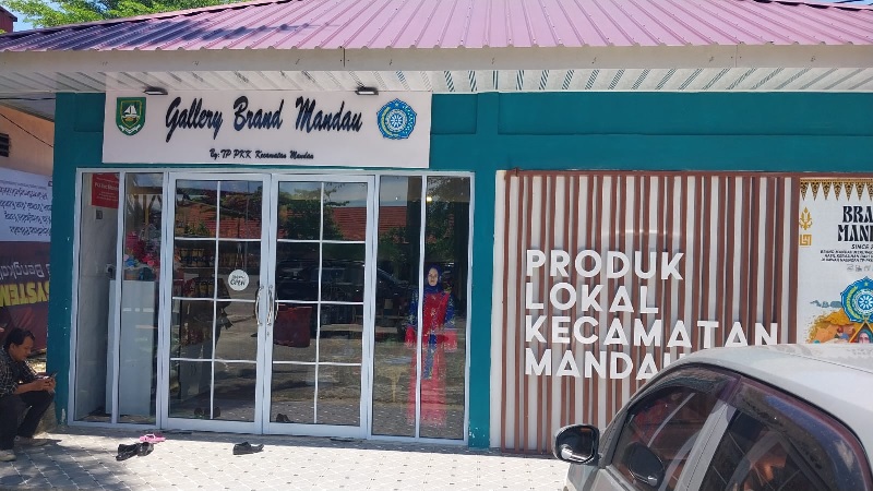Tempat pennjualan produk UKM warag di Gallery Brand Mandau, Selasa (22/10/2024).