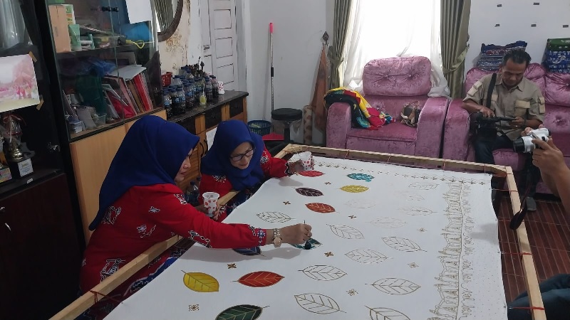 Dua orang pengrajin sedang membatik di gedung batik samping kantor Camat Mandau, Selasa (22/10/2024).