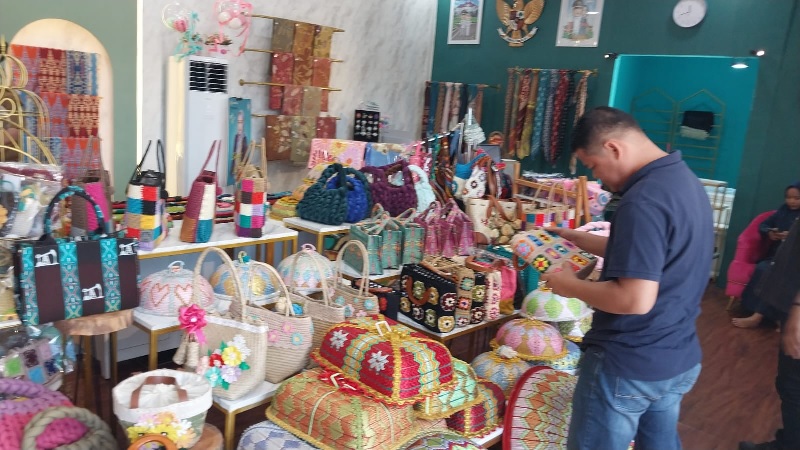 Seorang pengunjung  melihat-lihat produk UKM di Gallery Brand Mandau, Selasa (22/10/2024)