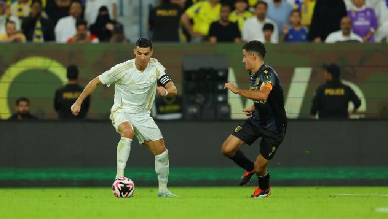 Cristiano Ronaldo (kiri) gagal membawa Al Nassr melaju di Piala Raja Saudi setelah kalah 0-1 dari Al Taawoun, Dalam laga itu Ronaldo gagal penalti di menit akhir.