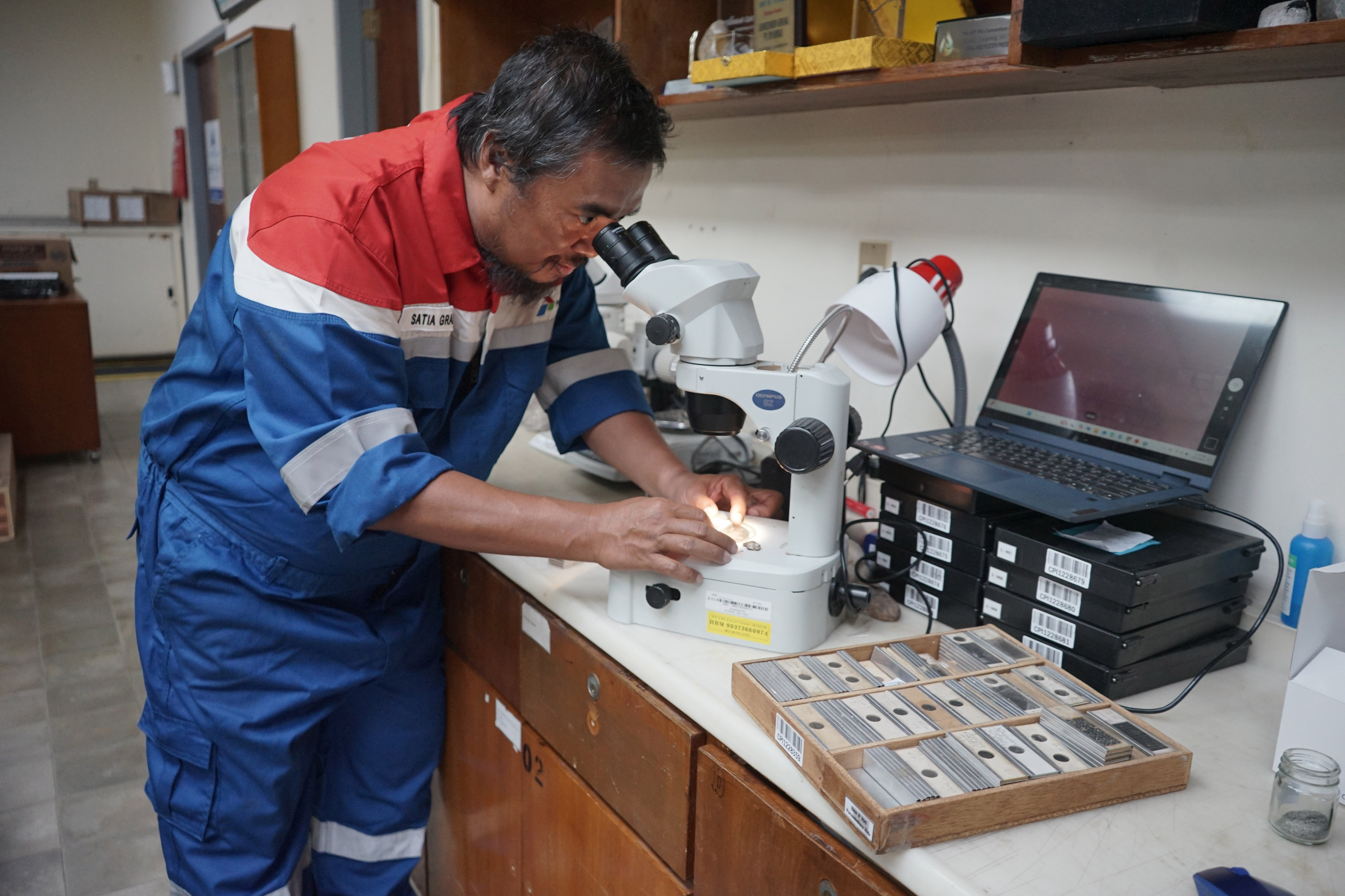 Senior Biostratigrapher PHR, Satia Graha melakukan penelitian terhadap sample cutting yang ada di Laboratorium Geologi Pertamina Hulu Rokan (PHR), Kamis (17/10/2024). Cutting merupakan sampel gerusan batuan yang terjadi selama proses pengeboran.