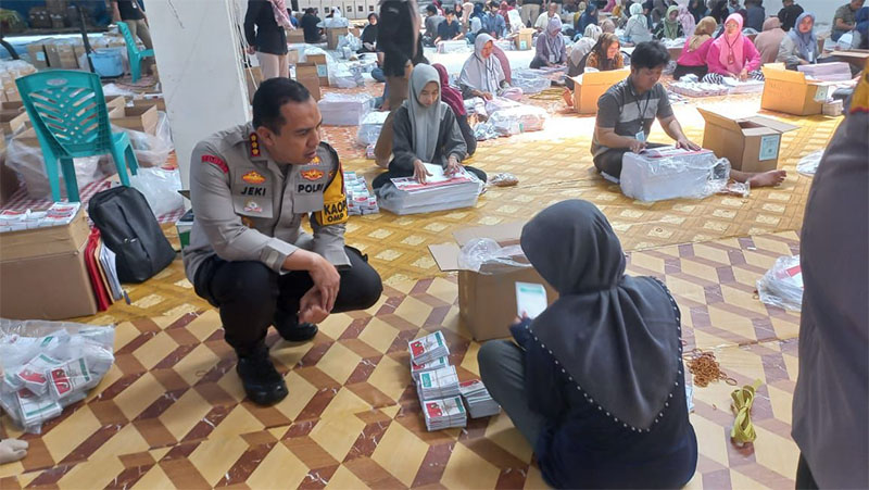 Kapolresta Pekanbaru Kombes Pol Jeki Rahmat Mustika saat melakukan pegecekan pelipatan surat suara.