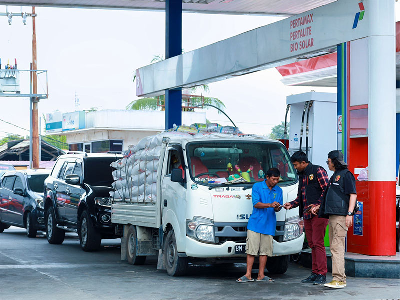 Petugas Ditreskrimum Polda Riau saat menyambangi salah satu SPBU yang ada di Kota Pekanbaru, Kamis (31/10/2024).