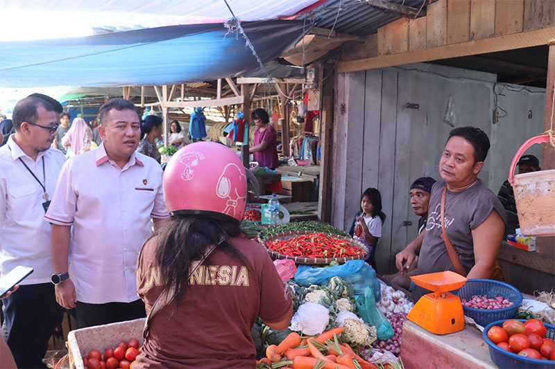 Direktur Reserse Kriminal Khusus (Dir Reskrimsus) Polda Riau Kombes Nasriadi mengecek harga bahan pokok di Pasar Pulau Payung, Kota Dumai, Kamis (31/10/2024).