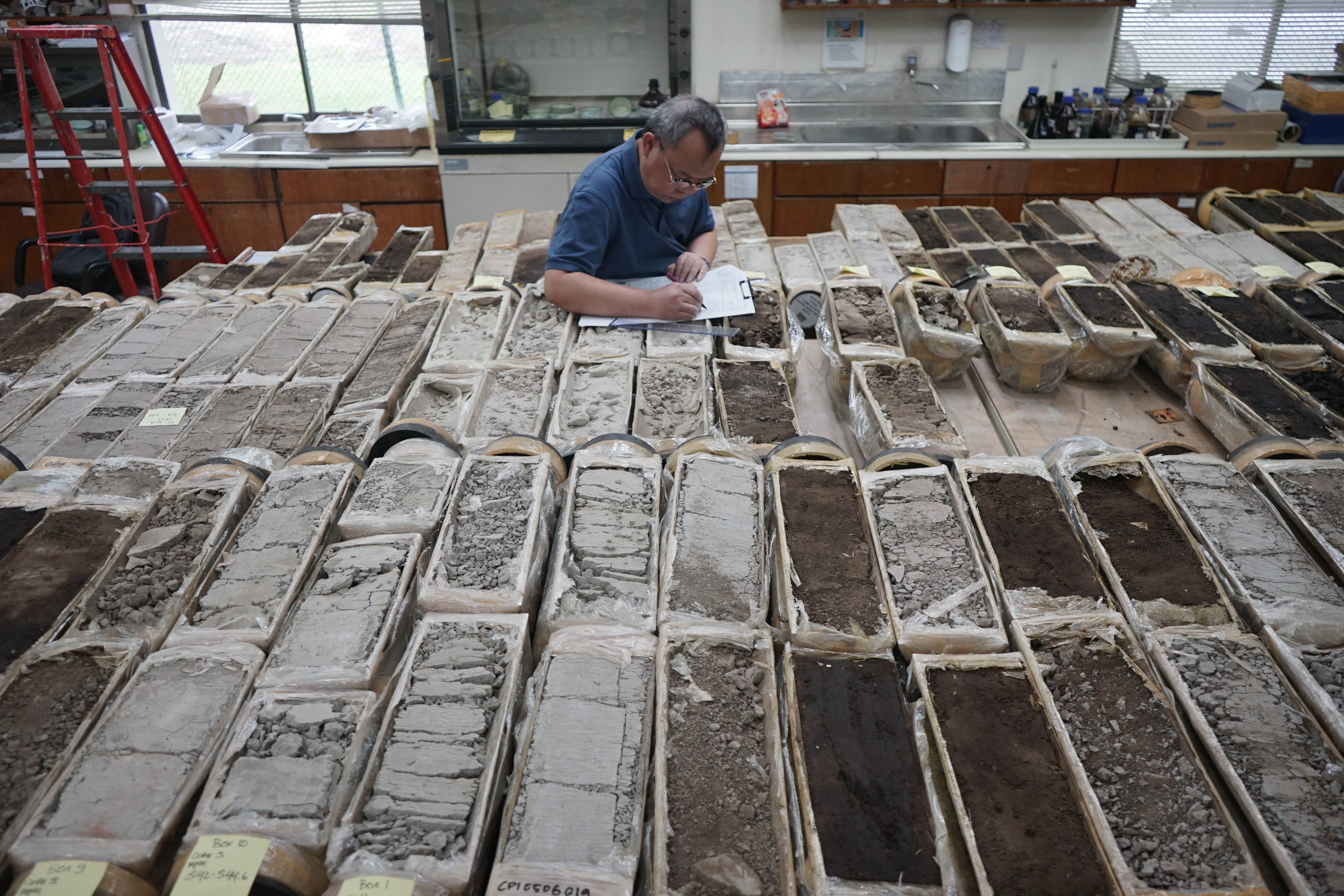 Peneliti dari Lemigas Agus, melakukan penelitian terhadap ratusan sample core yang ada di Laboratorium Geologi Pertamina Hulu Rokan (PHR), Kamis (17/10/2024). LEMIGAS juga melakukan kegiatan analisis laboratorium berupa routine core analysis, petrography,
