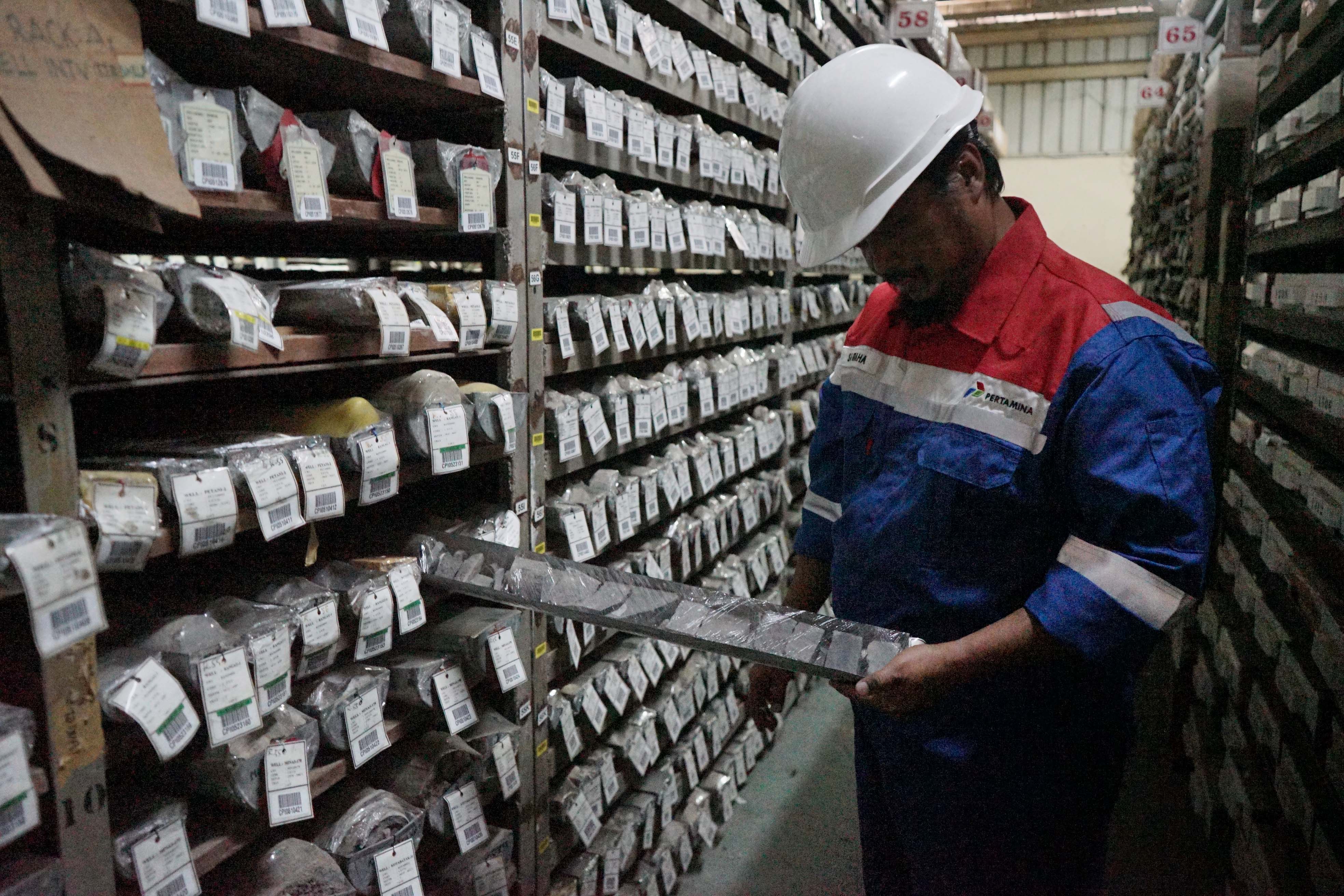 Senior Biostratigrapher PHR, Satia Graha memperlihatkan sample core yang tersimpan di gudang penyimpanan Laboratorium Geologi Pertamina Hulu Rokan (PHR), Kamis (17/10/2024). ditempat ini terdapat 10 persen sample core dari sekitar 17 ribu sumur yang ada