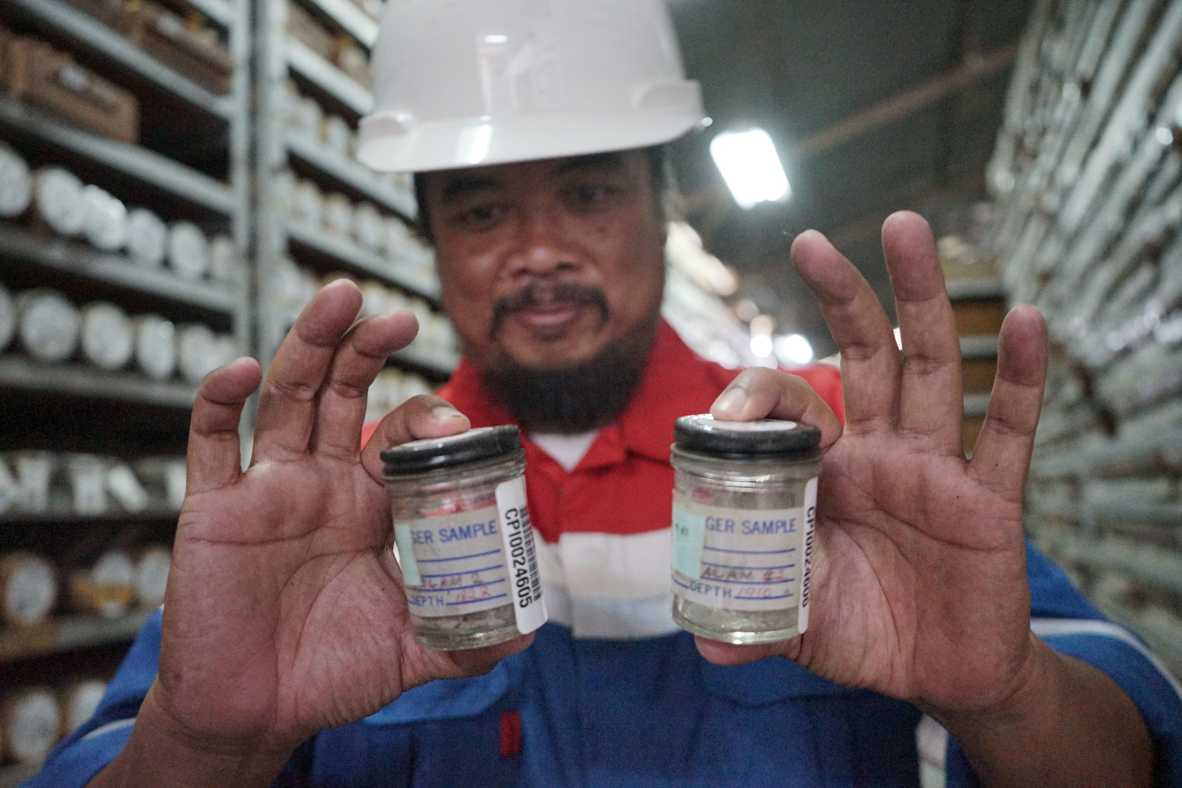 Senior Biostratigrapher PHR, Satia Graha memperlihatkan sample cutting yang tersimpan di gudang penyimpanan Laboratorium Geologi Pertamina Hulu Rokan (PHR), Kamis (17/10/2024).