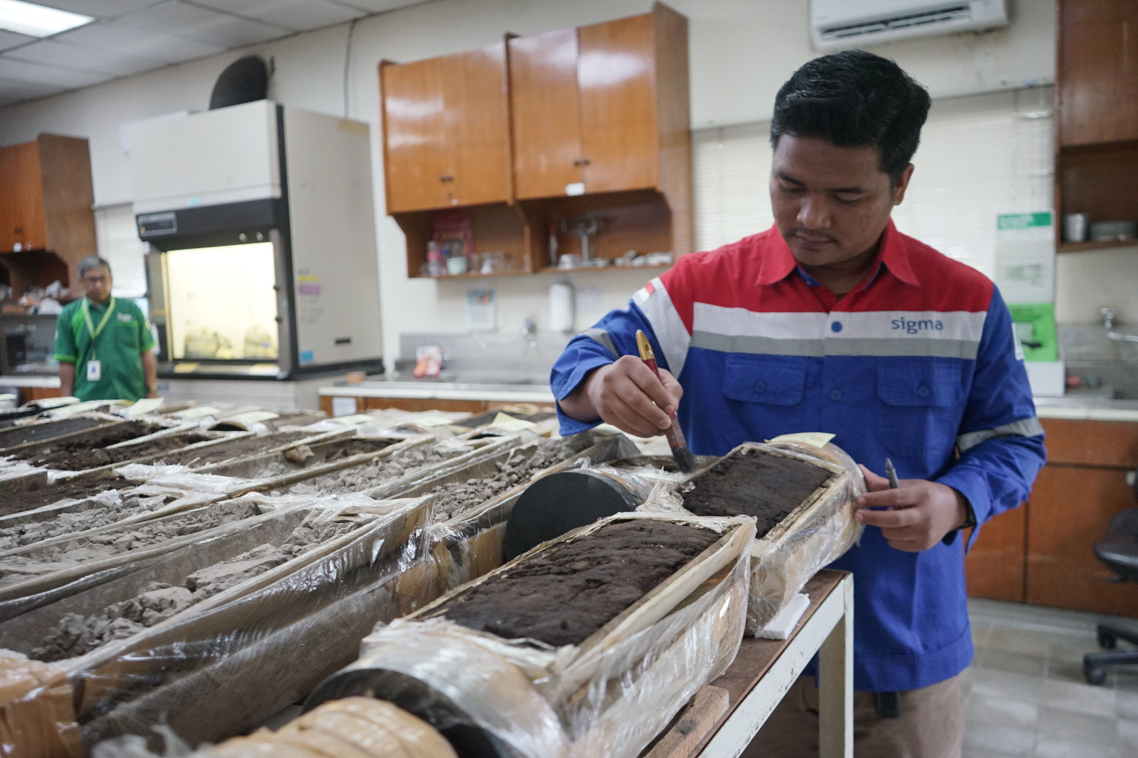 Petugas membersihkan sample core yang akan diteliti di Laboratorium Geologi Pertamina Hulu Rokan (PHR), Kamis (17/10/2024).