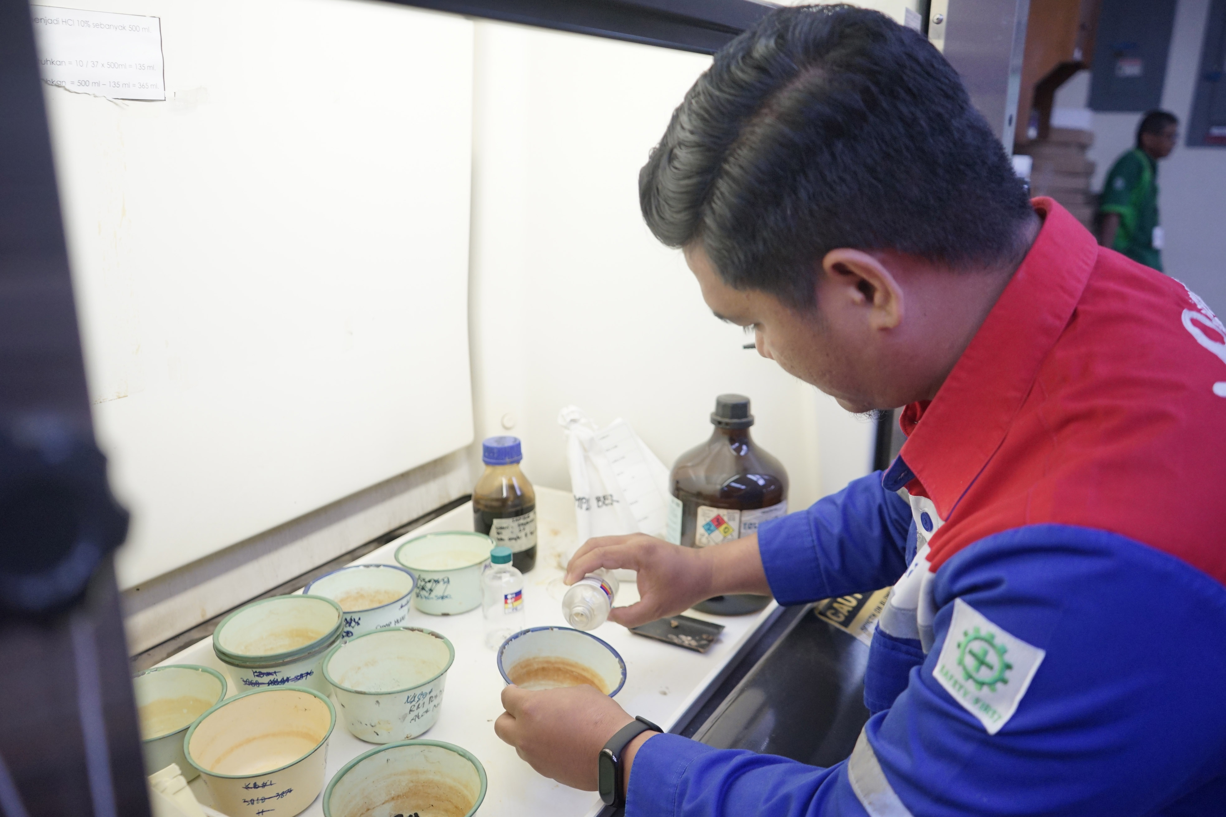 Petugas membersihkan sample core yang akan diteliti menggunakan alat Protector Laboratory Hood di Laboratorium Geologi Pertamina Hulu Rokan (PHR), Kamis (17/10/2024).