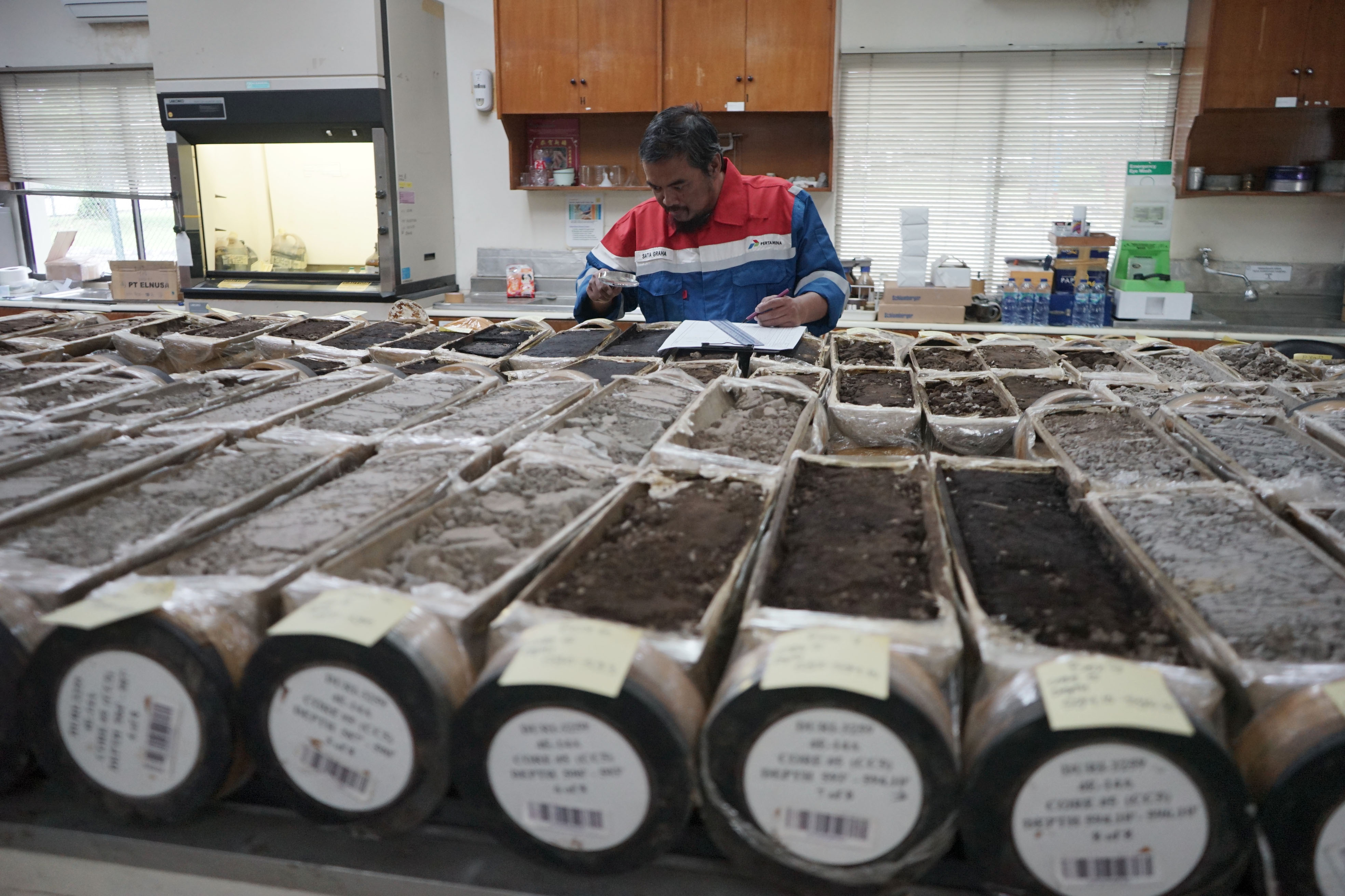 Senior Biostratigrapher PHR, Satia Graha meneliti beberapa sample core yang ada di Laboratorium Geologi Pertamina Hulu Rokan (PHR), Kamis (17/10/2024). Penelitian ini dilakukan untuk mencari kemungkinan cadangan minyak yang masih tersisa di bekas sumur ya