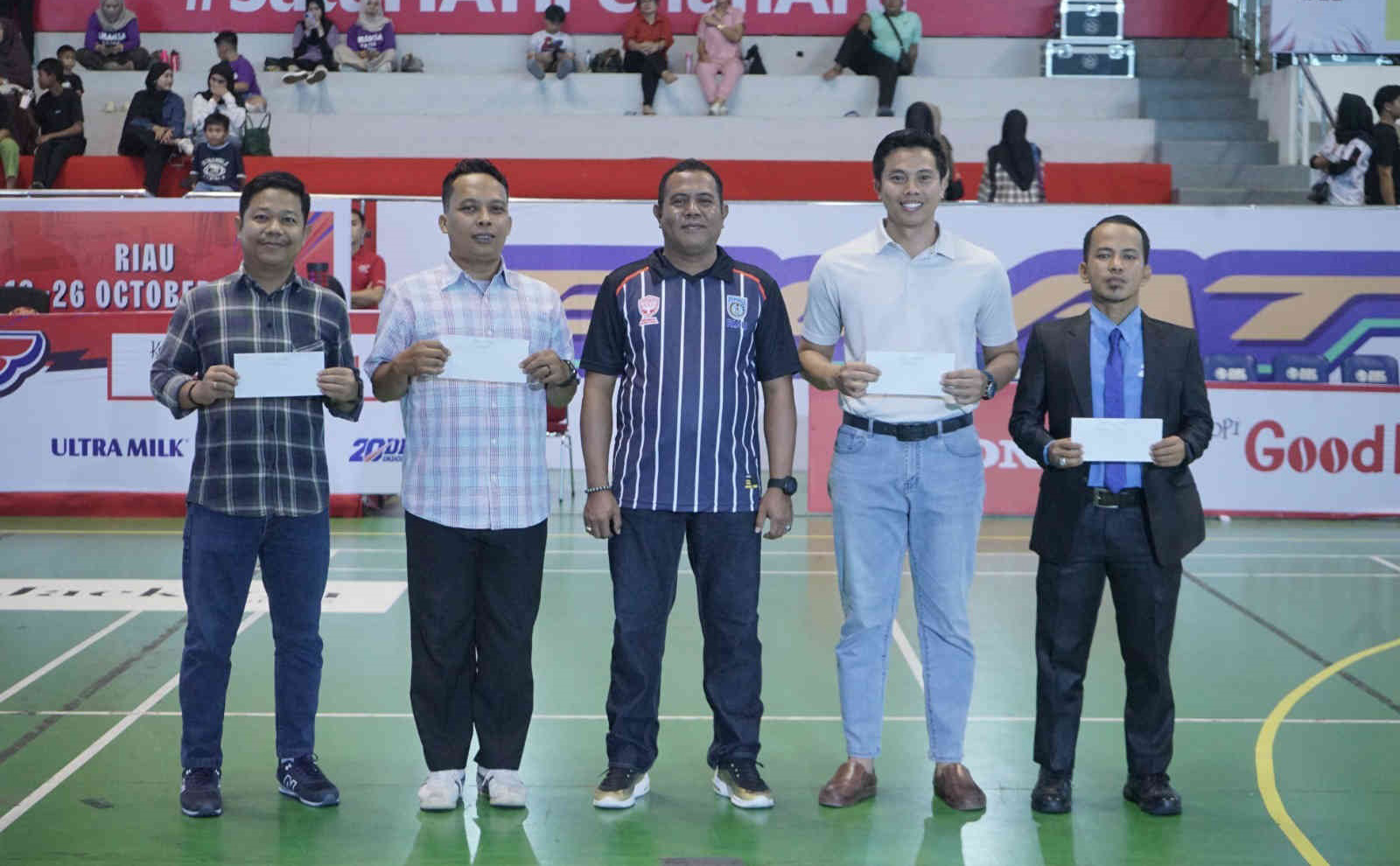 Wasit Taufiq Ilham (kanan), Syarifudin, Rengga Winarta, dan  Wanda Rusydi foto bersama usai menerima penghargaan Honda DBL with Kopi Good Day 2024 Riau di Pekanbaru, Sabtu (26/10/2024).