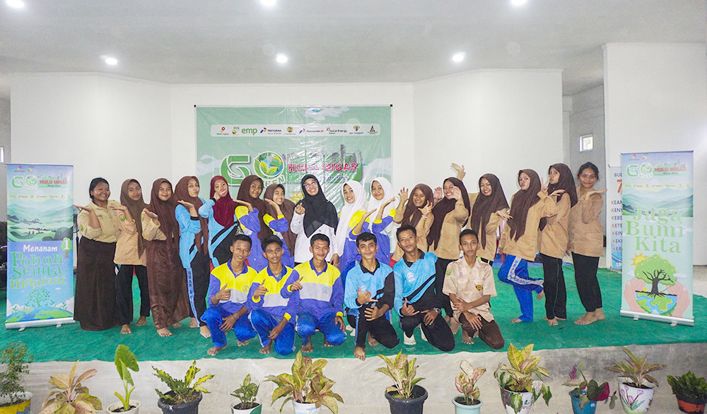 Kepala SMAN 1 Tandun Nurhidayati SPd MM (Tengah) berfoto bersama siswa saat persiapan menyambut Go Green Hulu Migas Bersama Riau Pos di SMAN 1 Tandun, Rokan Hulu, Riau, Rabu (30/10/2024)