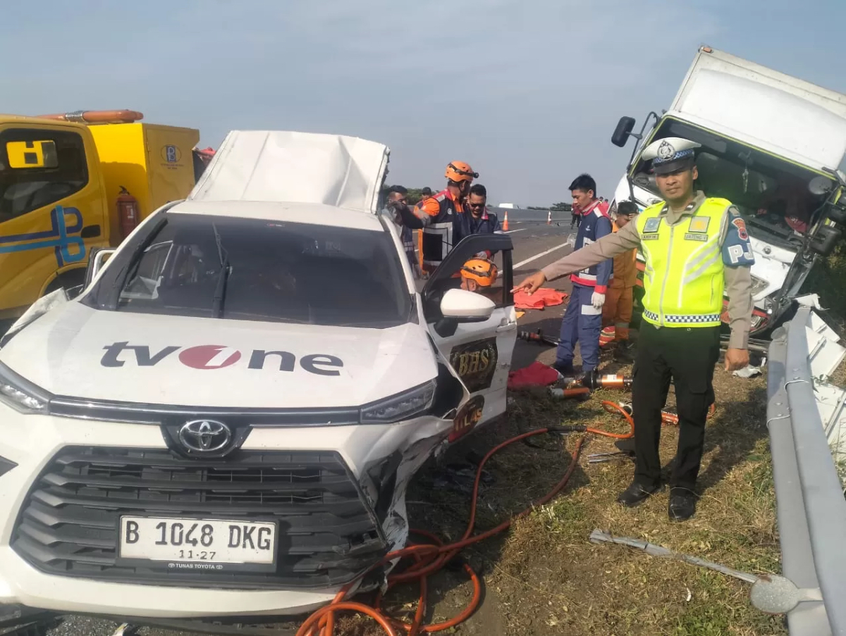 Kecelakaan lalu lintas menimpa rombongan kru televisi nasional, TV One terjadi di sekitar ruas tol Pemalang, Jawa Tengah, Kamis (31/10/2024) sekitar Pukul 06.45 WIB.