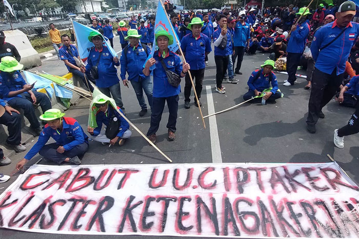 Ribuan buruh mengawal langsung pembacaan putusan MK tentang UU Cipta Kerja di patung kuda Monas, Jakarta Pusat, Kamis (30/10/2024).