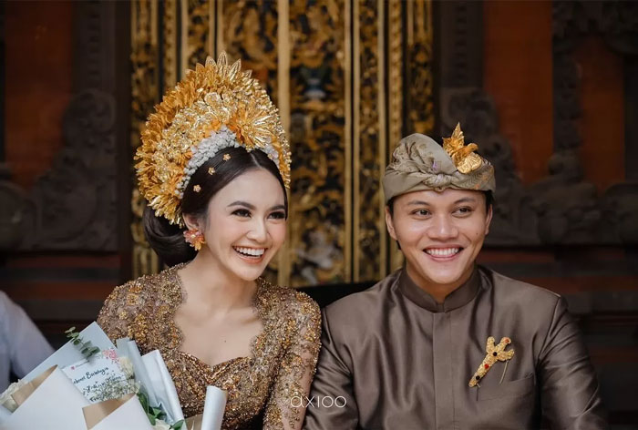 Rizky Febian dan Mahalini dalam upacara adat di Bali.