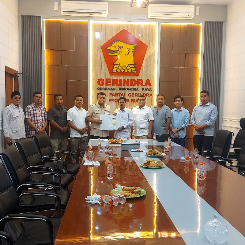 Sekretaris DPD Gerindra Riau, Rio Pinondang Hasibuan menyerahkan SK penunjukkan Ketua DPRD Kuansing kepada Reky Fitro di Kantor DPD Gerindra Riau, Rabu (30/10/2024).