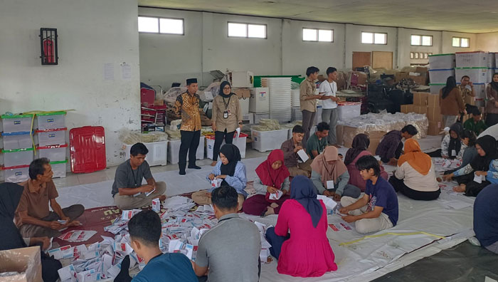 Ketua KPU Rohil Eka Murlan SE Sy melihat kegiatan pelipatan surat suara untuk pilkada serentak 2024, di Bagansiapiapi, Kamis (31/10/2024).