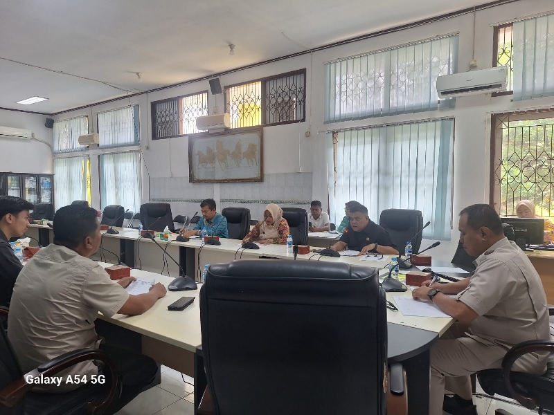 Ketua DPRD Kuansing H Juprizal SE MSi memimpin rapat Banmus DPRD, Kamis (31/10/2024).