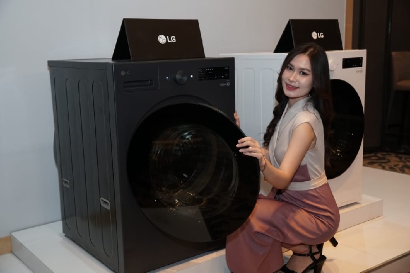 Seorang SPG memperlihatkan mesin cuci LG terbaru dengan kapasitas lebih besar.
