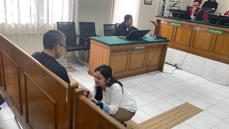 Marisa Putri bersimpuh di hadapan suami korban tabrakan maut Renti Marningsih, Iswandi, di ruang sidang Pengadilan Negeri Pekanbaru pada Kamis (31/10/2024) siang.