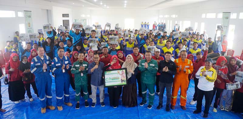 Foto Bersama tamu VIP dengan Kepala SMAN 1 Tandun dalam gelaran Go Green Hulu Migas bersama Riau Pos di SMAN 1 Tandun, Rokan Hulu, Riau, Kamis (31/10/2024).