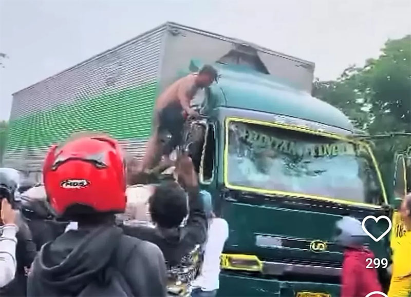 Sopir truk tronton yang menggila di Tangerang saat diamuk massa, Kamis (31/10).