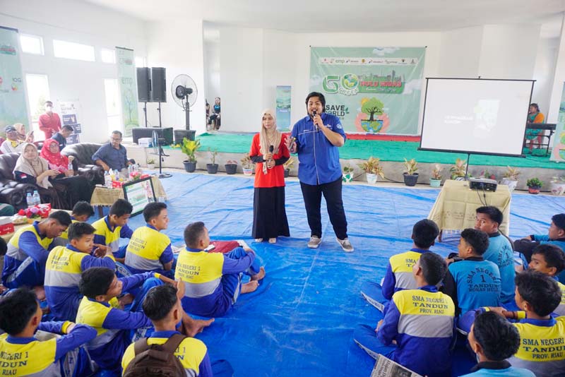 Tim digital Riau Pos Bayu Saputra dan Anggun Faza memberikan materi Optimalisasi Konten dan Media Sosial serta Lomba Video Kampanye Lingkungan.